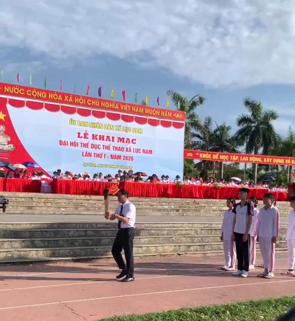 Đồng chí Lương Thế Tuấn thắp đài lửa.mp4